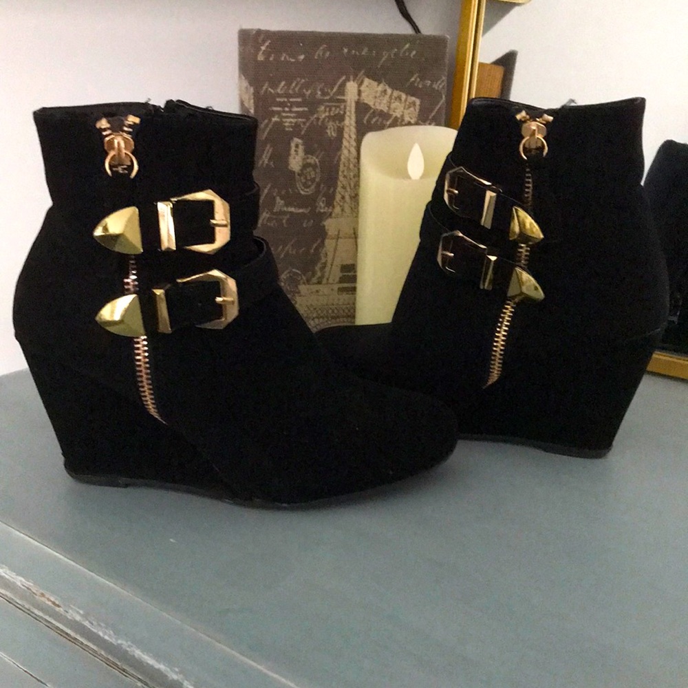 Black wedge ankle booties boots platform wedge 6 gold buckle zip up heeled